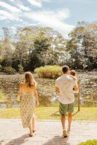 Un couple se balade en pleine nature