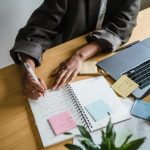 Ordinateur avec cahier et stylo décrivant l'esprit de la conciergerie