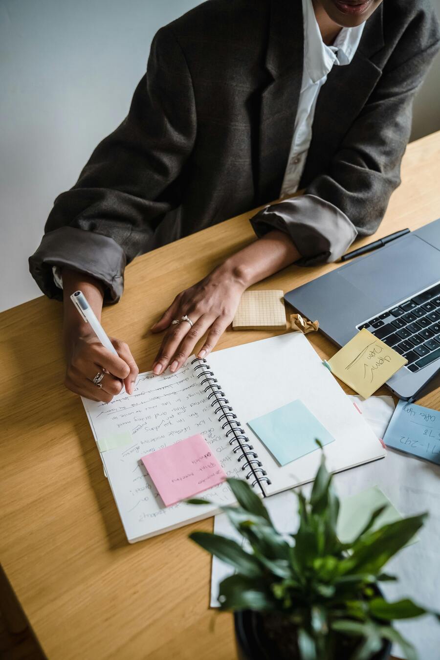 Ordinateur avec cahier et stylo décrivant l'esprit de la conciergerie