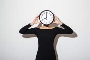 on voit une femme d'affaires dépassé par le temps