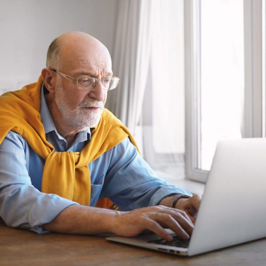 Un sénior qui apprend l'informatique