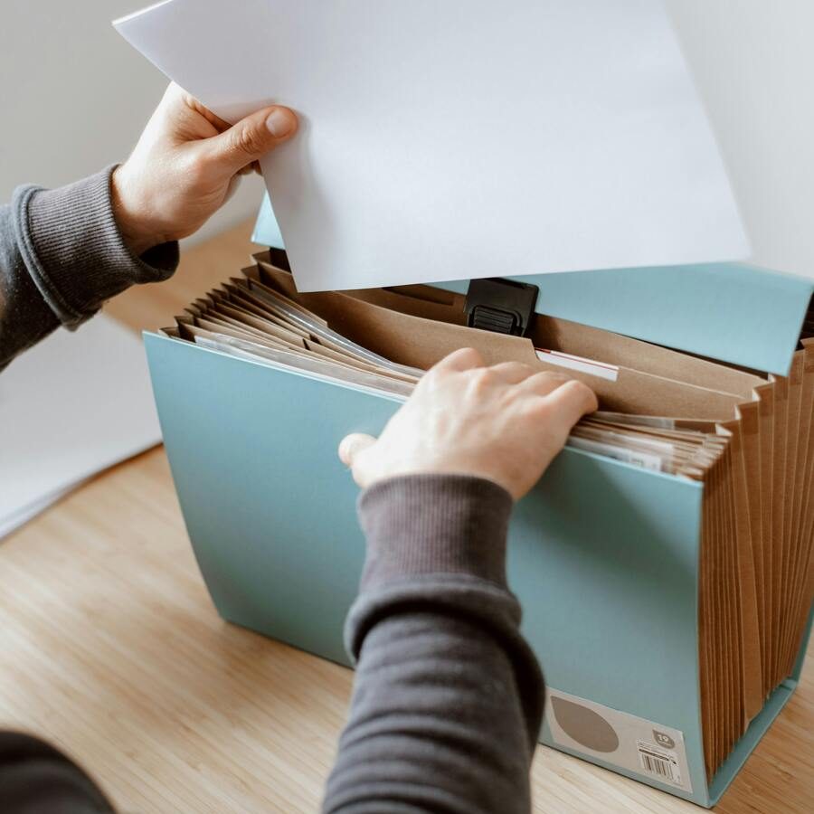 Une aide à domicile qui tri les papiers administratifs