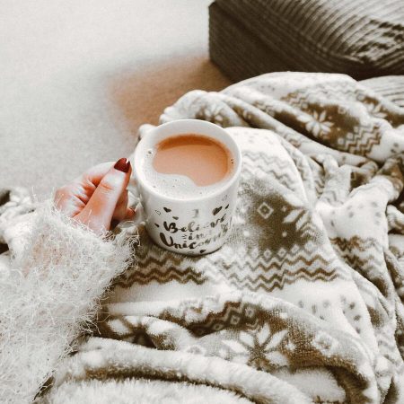 Une tasse de thé et un plaid