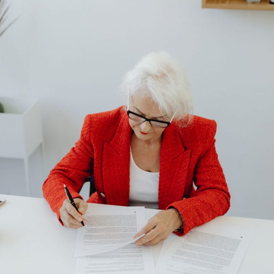 Une dame senior qui fait ses papiers