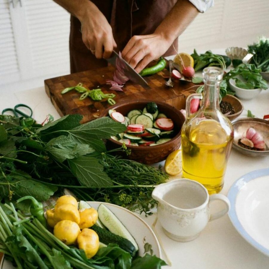 Une personne qui prépare le repas et qui coupe des aliments