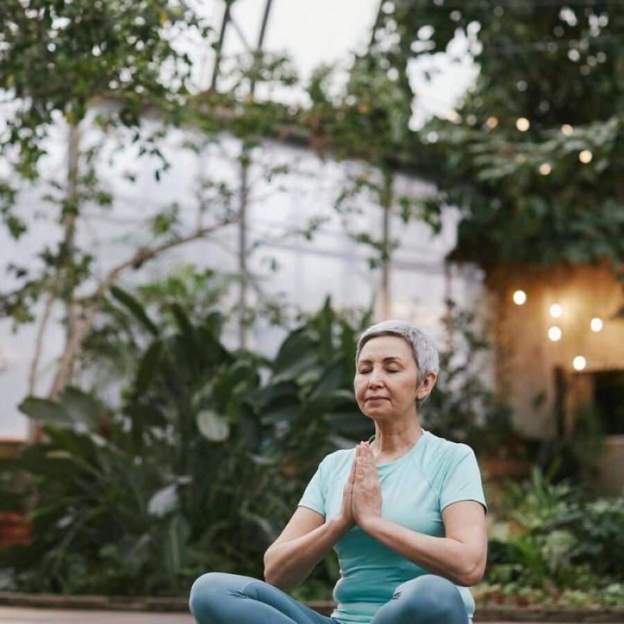 Une femme sénior en train de faire une séance de méditation