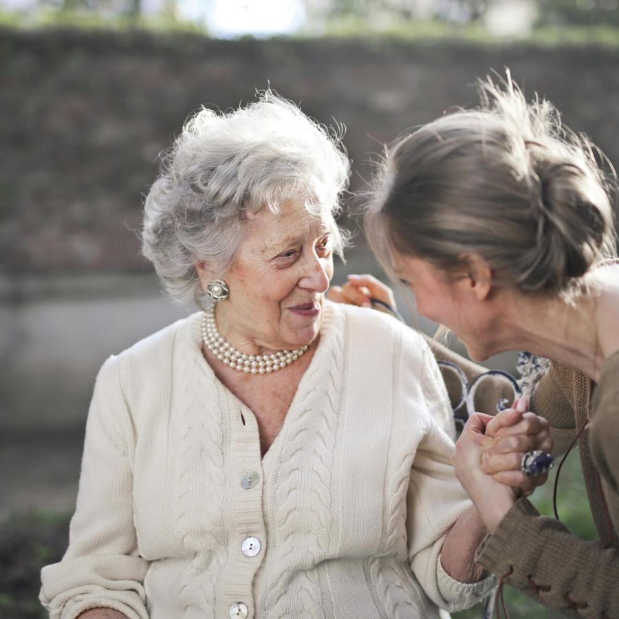 une dame de compagnie avec une personne âgée