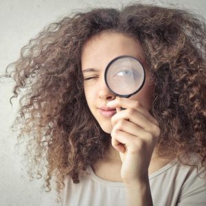 une femme avec une loupe