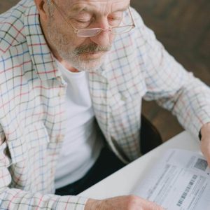 Un sénior dans les démarches administratives