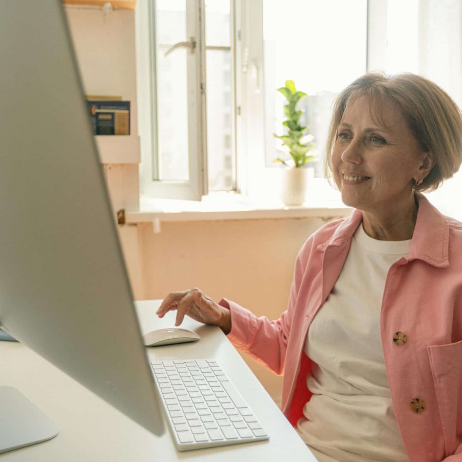 Une dame qui prend un cours d'informatique avec Sénior sur mesure