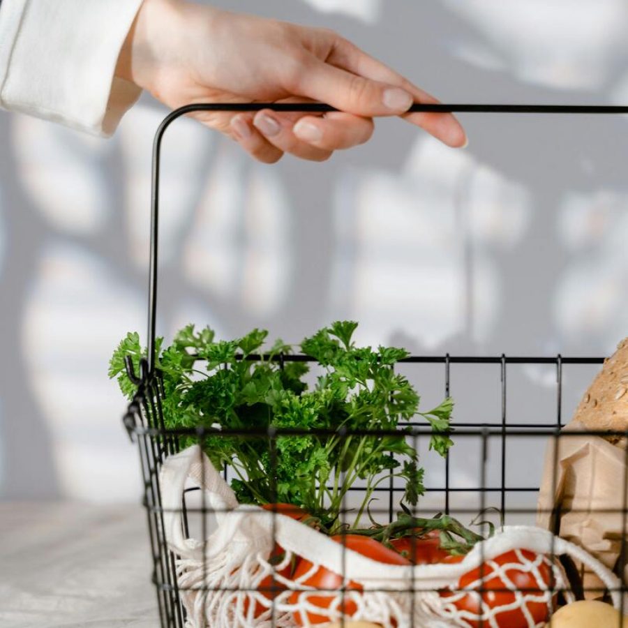 Un panier remplit de courses pour la livraison de courses